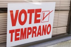 A voter sign that says, "Vote Temprano"