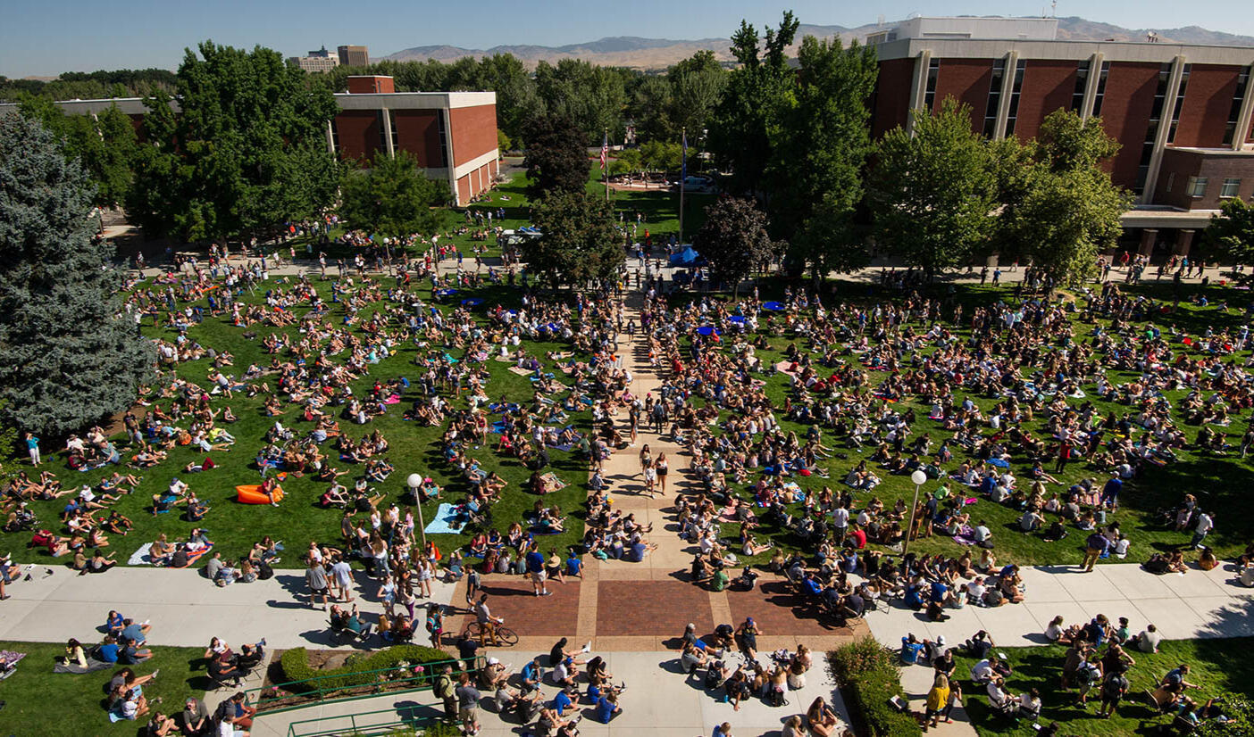 Boise state community watching the 2016 eclipse on the Boise State campus.