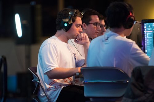 Students use computers for esports