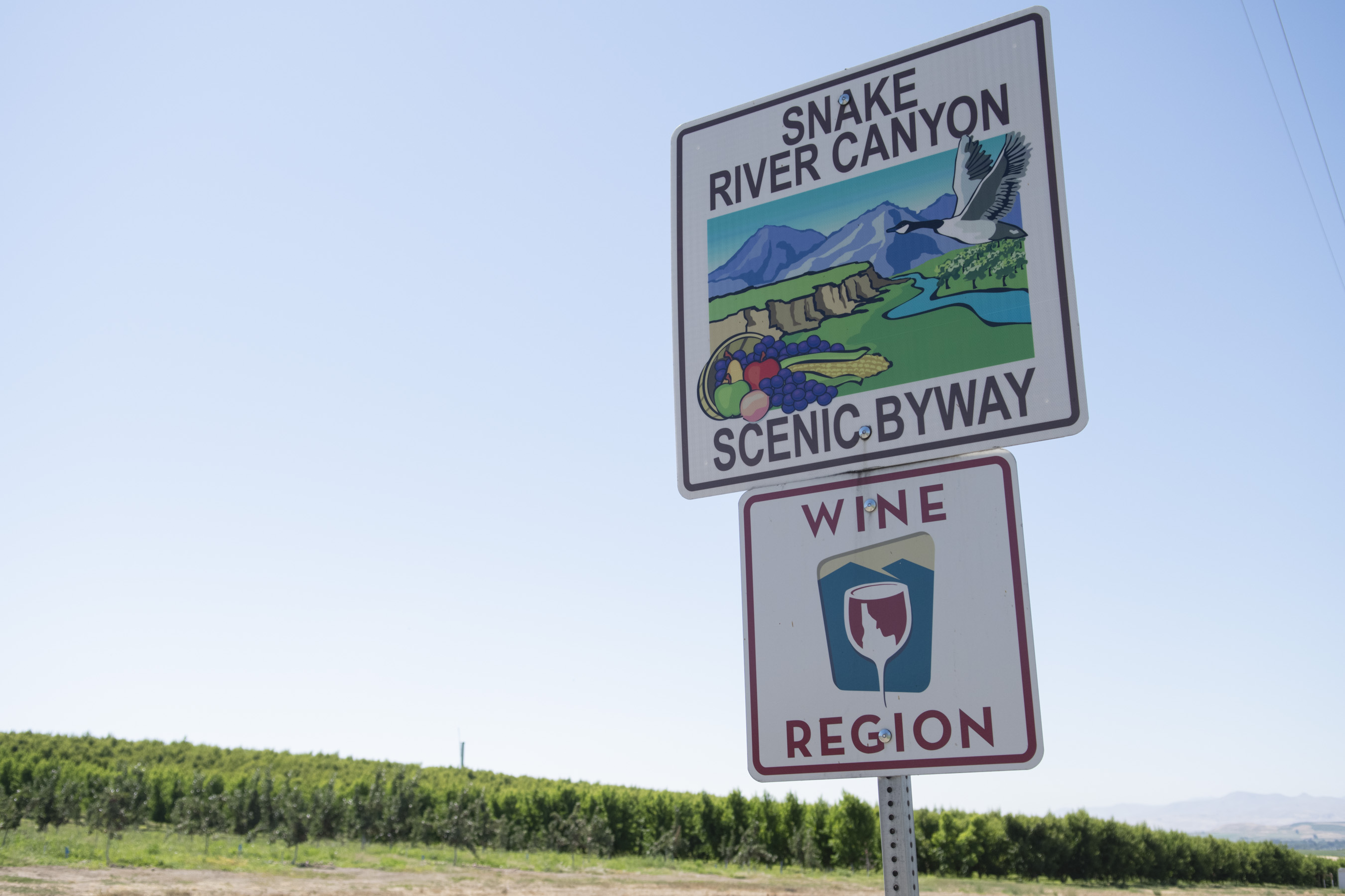 road sign about Snake River wine region