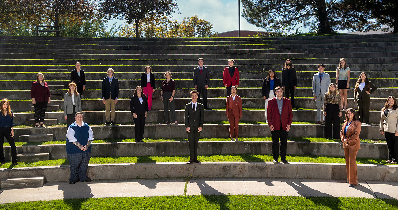 Members of the 2023-2024 Talkin Bronco speech and debate team pose for a photo outside in the 青青草app State Ampitheater