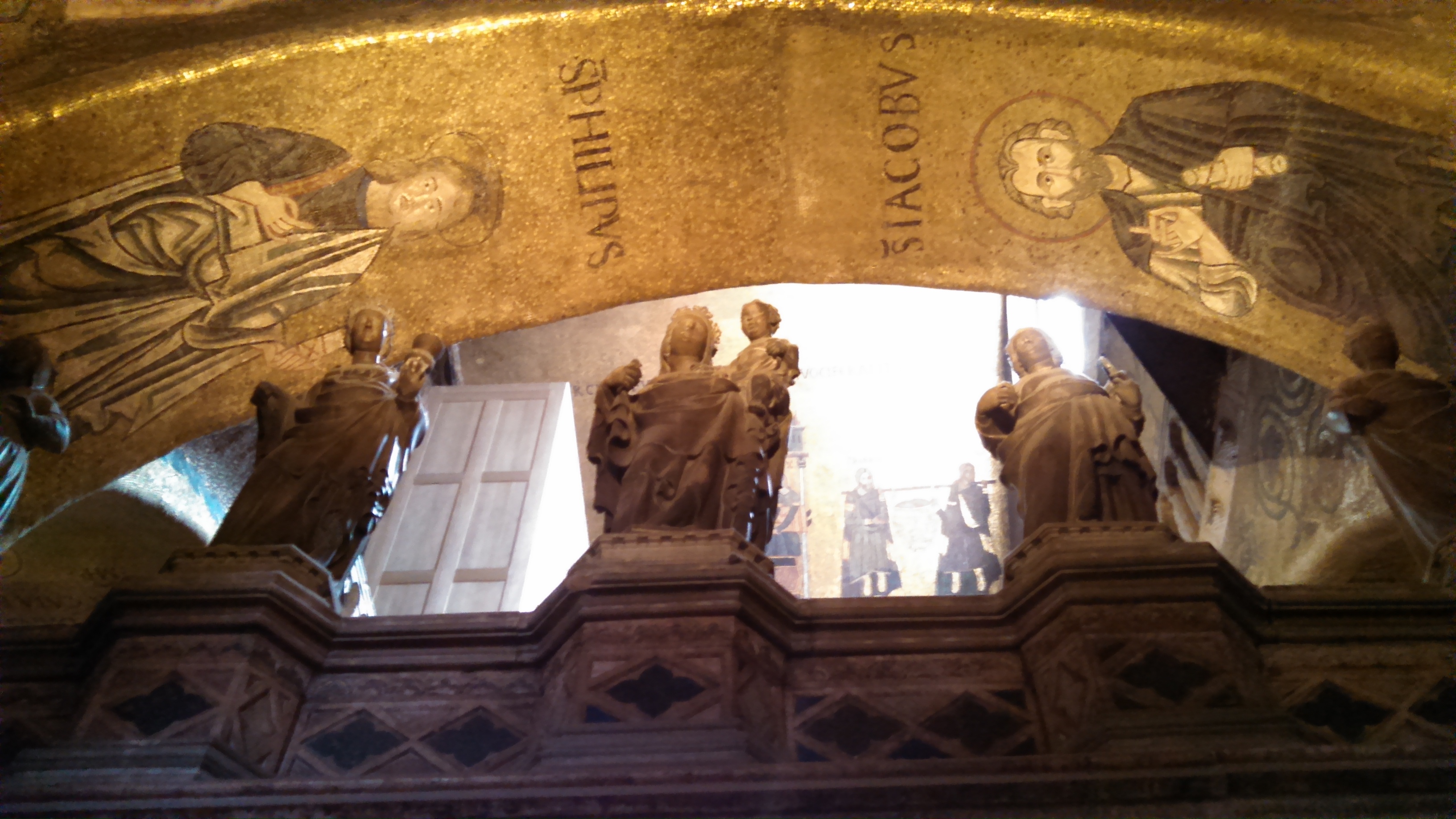 Irving_Masks-in-Venice-shop-window-latin