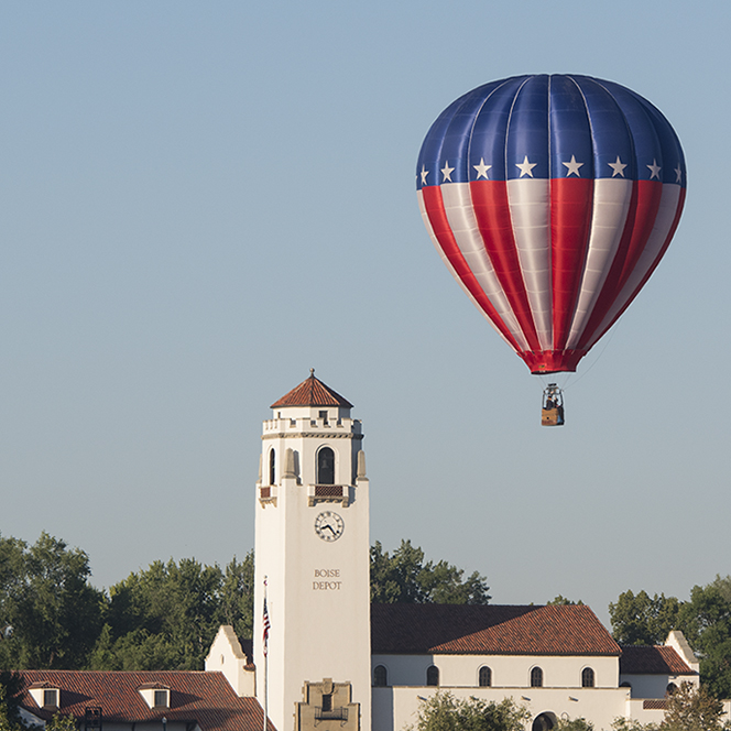 Hot air balloon over the Boise Depot