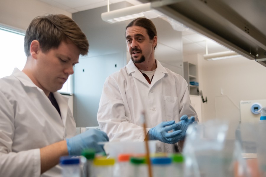Alex Regner and Gunes Uzer in lab